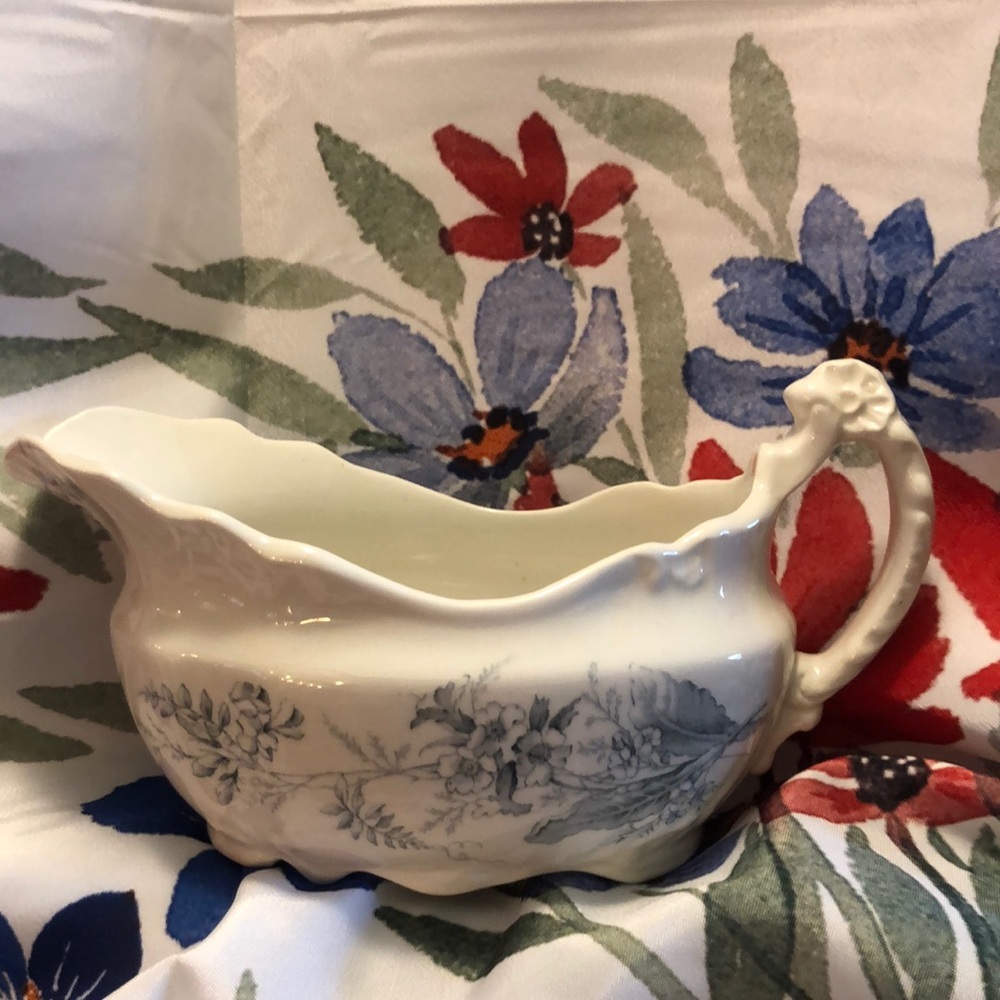 Vintage John Edwards “Alva” gravy boat 8”x3.74”